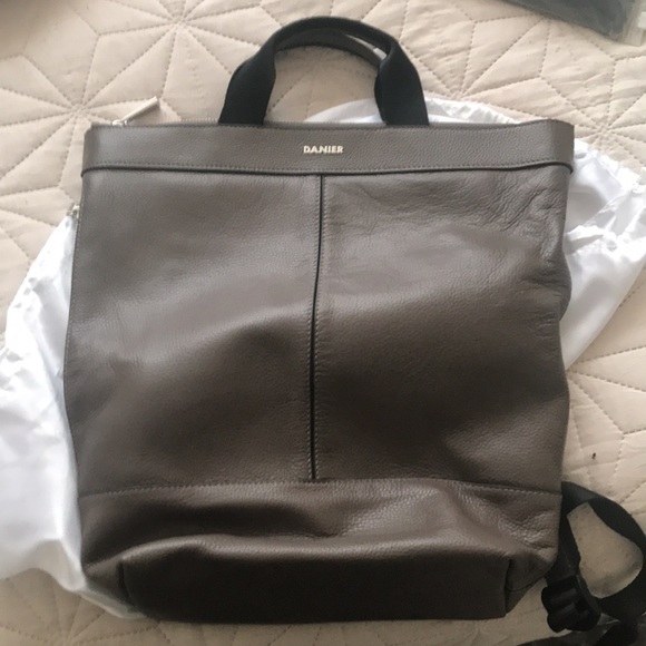 Danier Leather purse/backpack. - Picture 3 of 6
